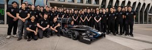 Das FaSTDa-Rennteam der h_da mit seinem neuen und ersten autonomen Elektro-Rennwagen. Foto: h_da/Jo Henker