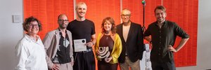 Vl: Stefanie Gmelin (Förderverein Fachbereich Gestaltung), Prof. Tobias Katz (h_da), Sidney Gschwender (Preisträger Kommunikationsdesign), Zoe Seyfert (Preisträgerin Industriedesign), Prof. Tom Philipps (h_da), Philip Krämer (Geschäftsführer Entega NATURpur Institut). Foto: h_da/Stefan Bayer